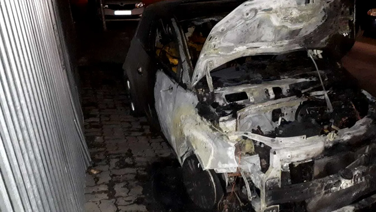 Opt mașini au fost incendiate în Capitală. Poliția îi caută pe cei care au pus focul