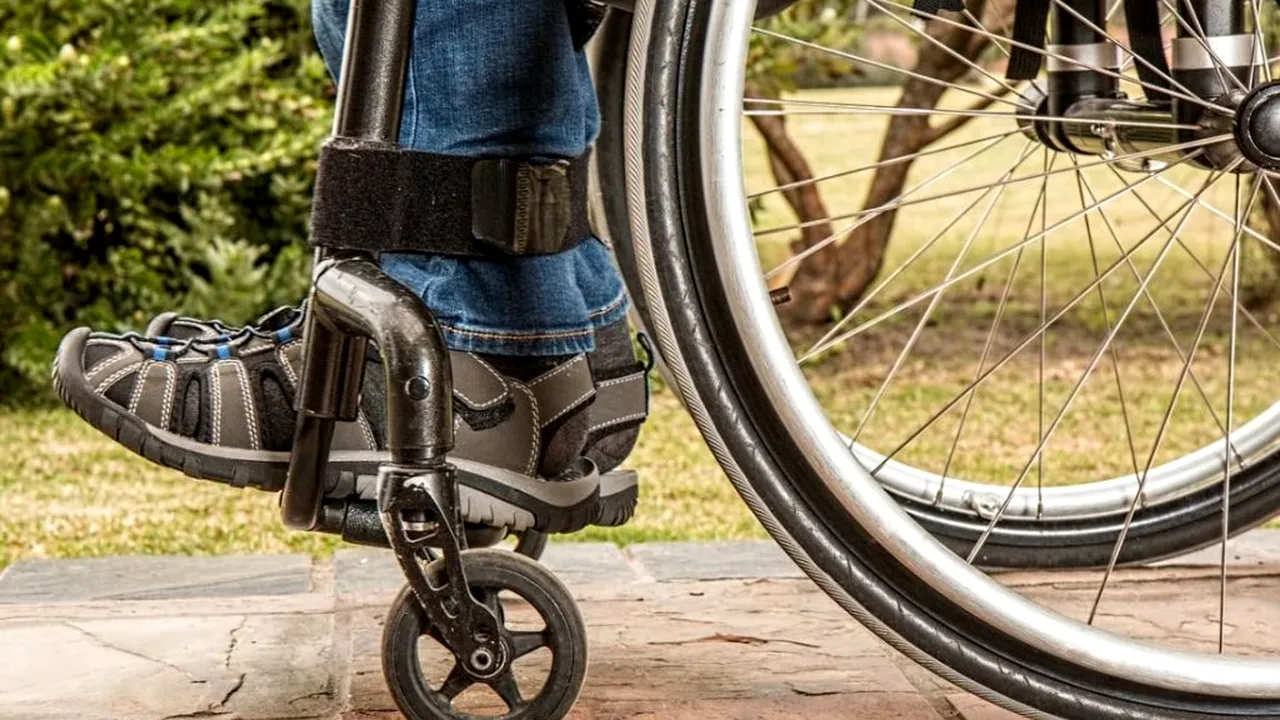 Ajutor pentru părinții copiilor cu handicap: transport interurban gratuit sau decontarea carburantului