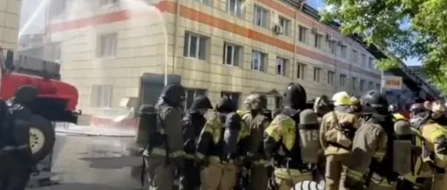 VIDEO | Un nou incendiu puternic izbucnit la o clădire din Rusia. După un sediu din Moscova, a ars un depozit din Siberia