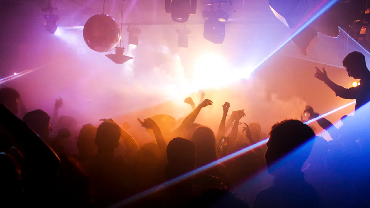 GIURGIU. Părinții au plătit 7000 de euro pentru o petrecere la care elevii au ascultat cum trapperul AlbertNBN înjură profesorii/„Sunt repetent”