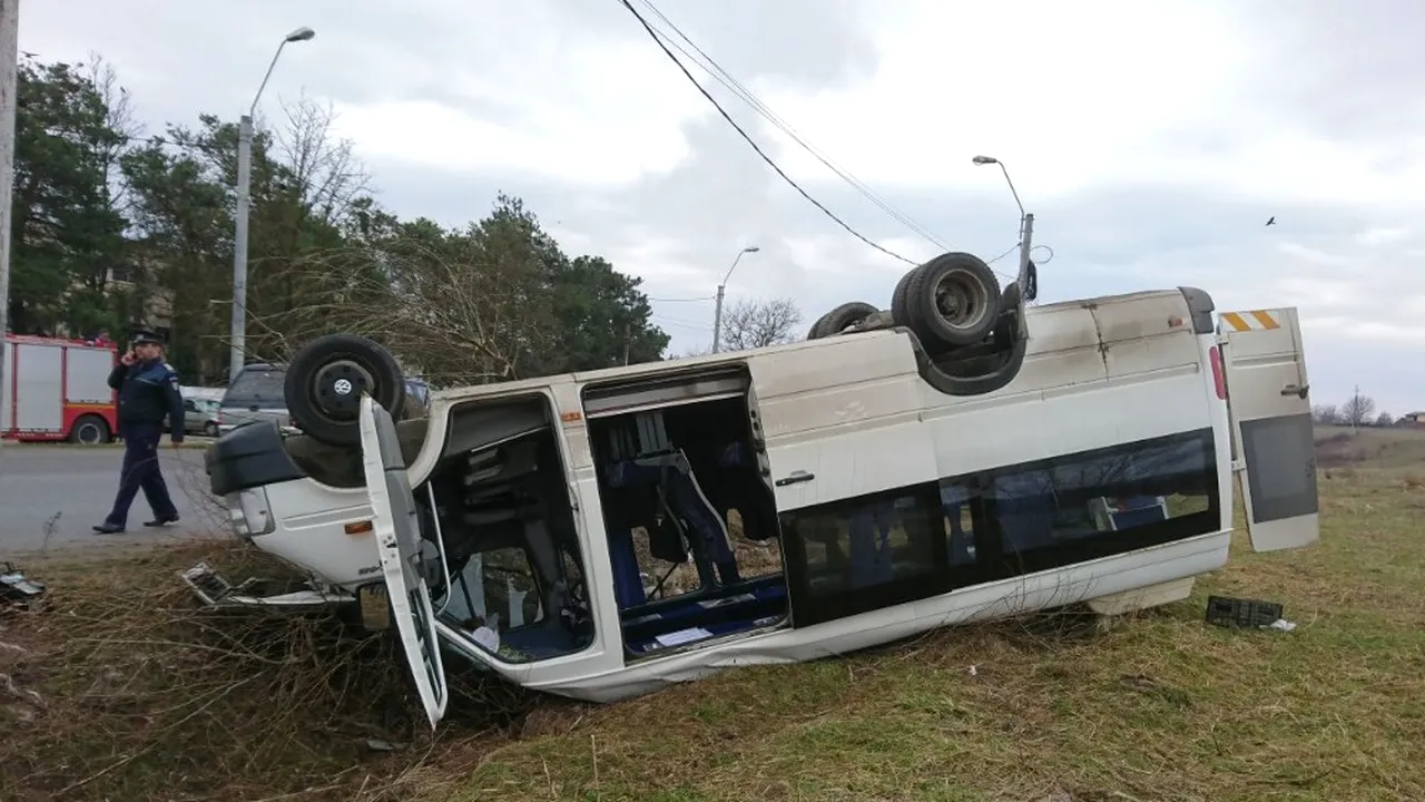 13 copii la spital, după ce un microbuz școlar s-a răsturnat în Hunedoara