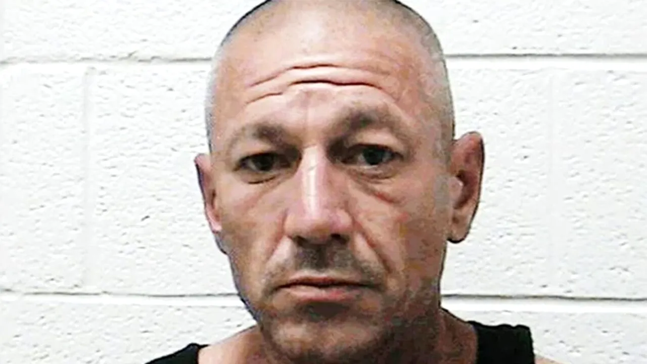 Viața bate filmul! Pe ce a cheltuit bărbatul din imagine toți banii câștigați ca premiul cel mare la Loto. Poliția l-a prins și l-a arestat