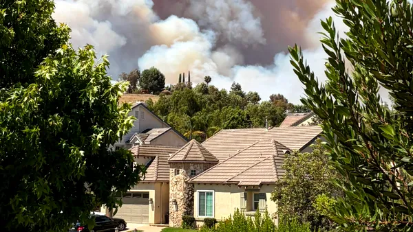 Incendiu violent lângă Los Angeles. Flăcările avansează rapid spre zonele locuite. S-au emis ordine de evacuare într-un oraș cu 100.000 de locuitori