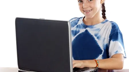 Copiii români navighează nesupravegheați pe internet