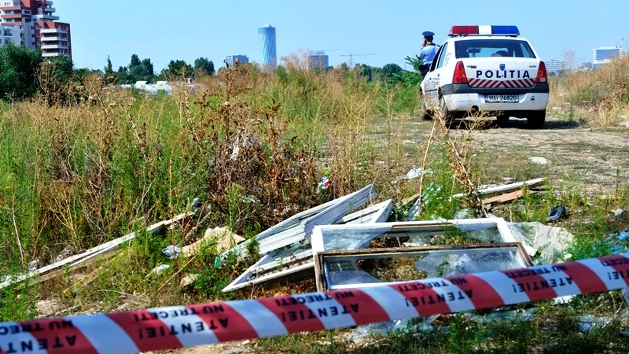 După mai bine de 3 ore, femeia prinsă sub un autoturism răsturnat în râpă a fost salvată de pompieri 