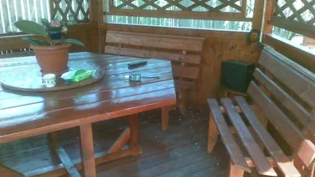 Administratorul unui hotel este acuzat pe Facebook că desfăşoară activităţi de prostituţie și scuipă în mâncarea clienților