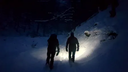 VIDEO | Bărbat rătăcit cu snowmobilul pe Platoul Bucegi, găsit de salvamontiști după câteva ore. În zonă vântul sufla cu peste 130 km/h şi vizibilitatea era zero