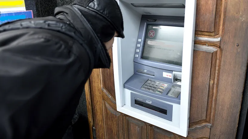 Hoții au aruncat în aer un bancomat din Arad, dar nu au furat nimic pentru că aparatul era gol
