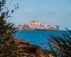 Orașul MEDIEVAL cu plaje idilice de pe coasta Mediteranei care îți taie respirația. Este recomandarea verii 2025 de la National Geographic