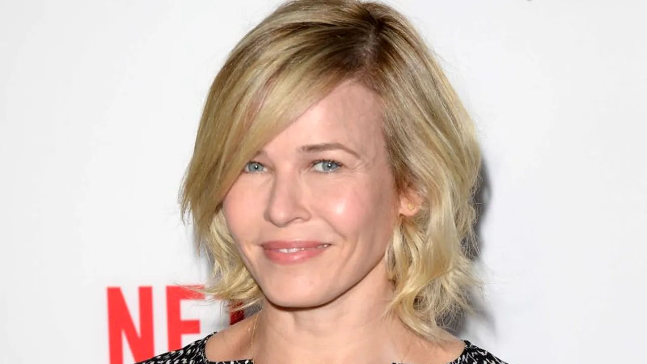 Comedianta Chelsea Handler în conflict cu Instagram, după ce a postat o fotografie topless în care îl imita pe Putin