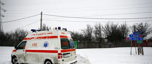 O ambulanță a fost implicată într-un accident din cauza poleiului. Pacientul, dus cu targa prin zăpadă