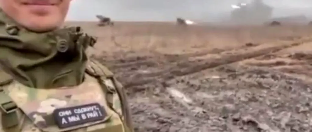 VIDEO | „Ei vor muri, iar noi vom merge în Rai”. Mesajul șocant de pe uniforma unui soldat rus, în timp ce zâmbește spre rachetele lansate asupra Ucrainei