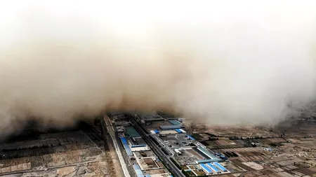 Un oraș din China a fost înghițit de o furtună de nisip. Care este explicația fenomenului care se întâmplă în fiecare an