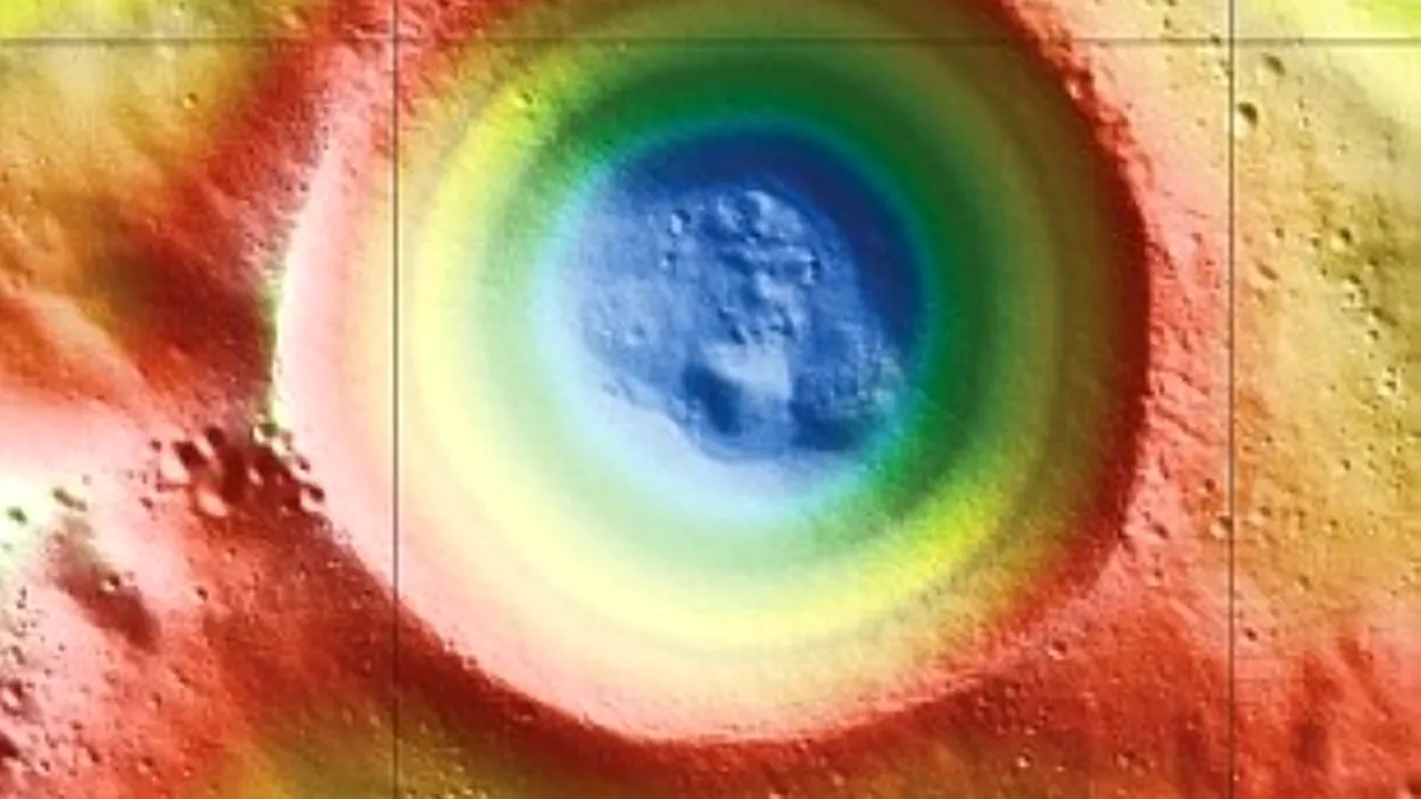 Fundul unui crater de pe Lună, acoperit de gheață