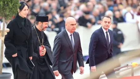 Premierul Ilie Bolojan a venit însoțit de șeful Cancelariei, Mihai Jurca, la slujba de sfințire a picturii Catedralei Naționale