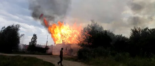 Incendiu violent la o fermă de animale din Prahova. Flăcări de 15 metri