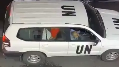 CONTROVERSE. Un cuplu, surprins întreținând relații intime în plin trafic, într-o mașină a ONU / Reacția organizației - VIDEO