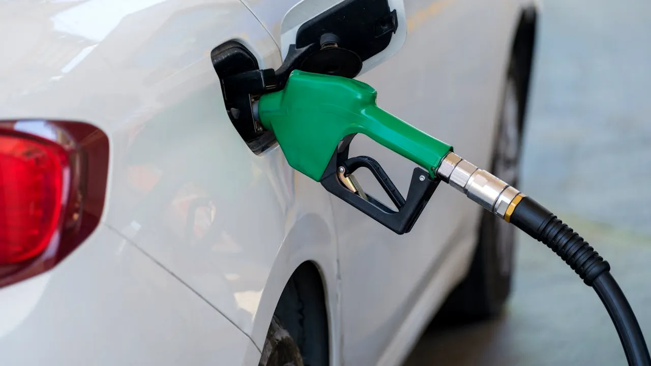 Prețul BENZINEI a depășit pragul psihologic de 7 lei pe litru în București. Urmează scumpiri în lanț