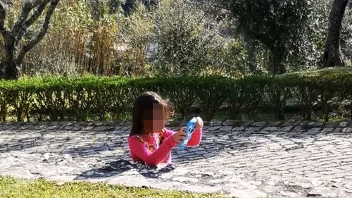 Iluzie optică fascinantă: Fotografia unei fete care pare că se scufundă în ciment le „topește creierele oamenilor” - FOTO