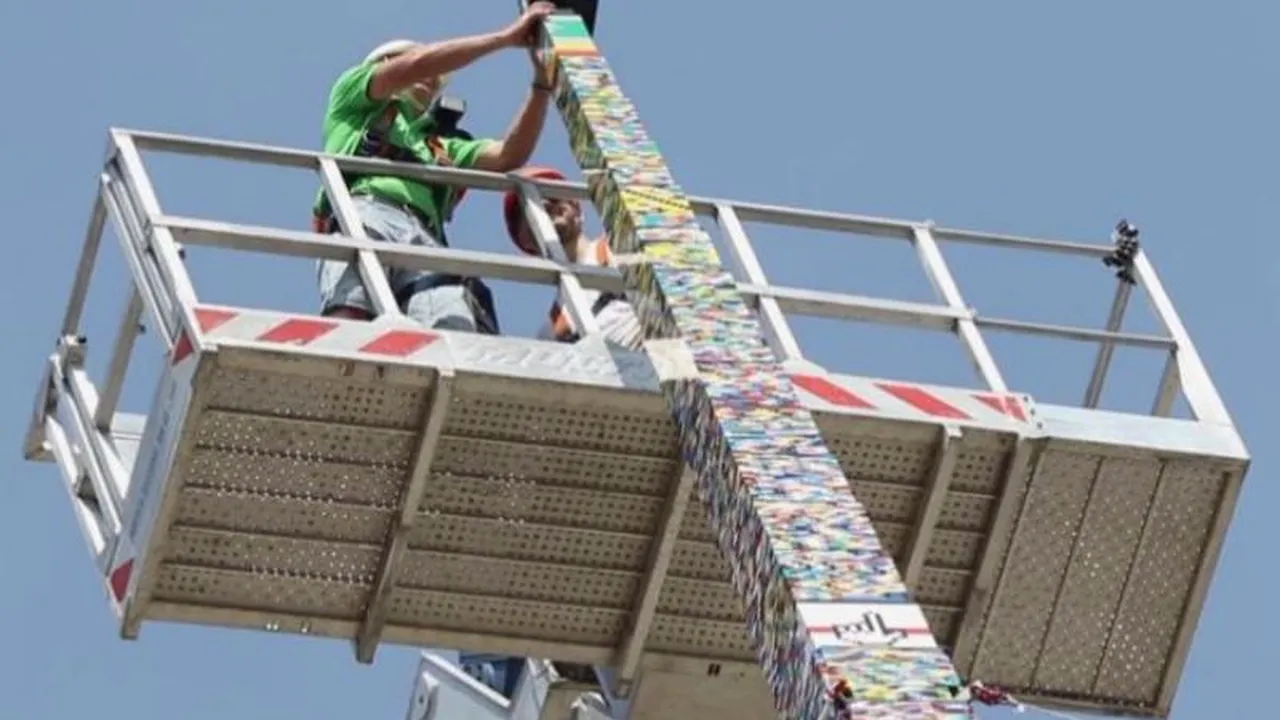 Copiii italieni au construit cel mai înalt turn Lego din lume