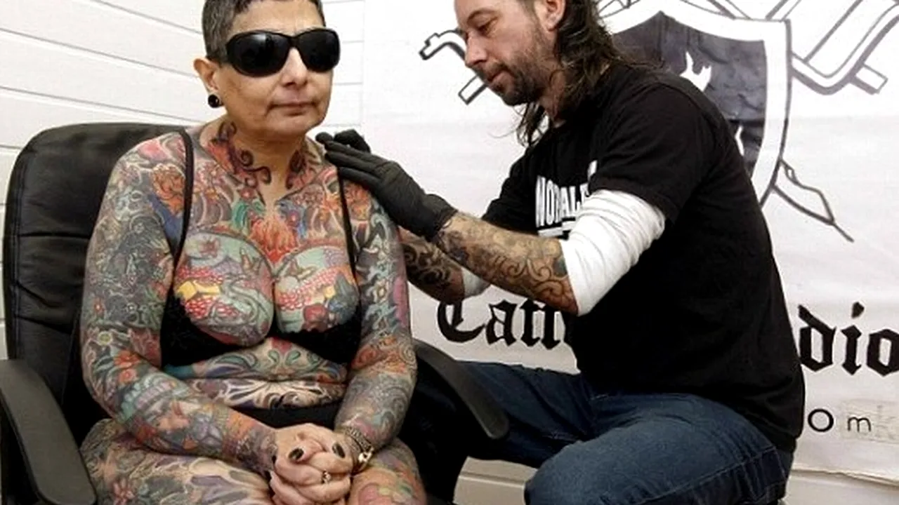 Motivul pentru care această femeie și-a umplut corpul de tatuaje