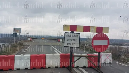Podul dintre Vâlcea și Olt s-a închis, șoferii sunt REVOLTAȚI. Localnicii își riscă viața decât să ocolească 30 de kilometri