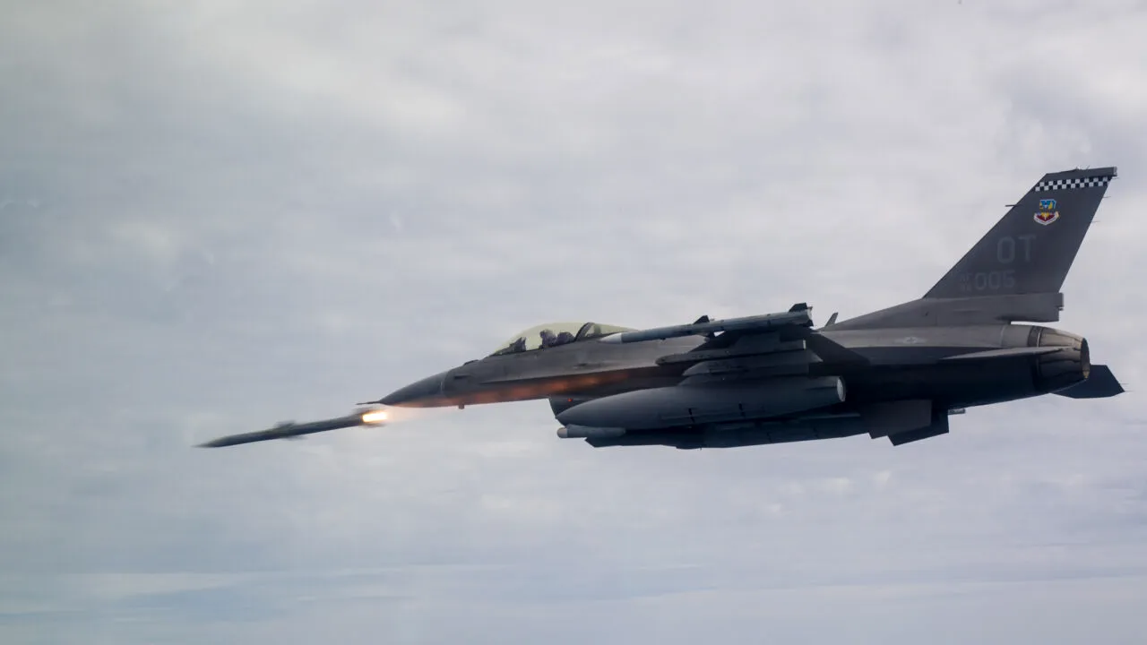 Statele Unite aprobă vânzarea de rachete AIM-120 AMRAAM, compatibile cu F-16, către România. Ce valoare are tranzacția inițială