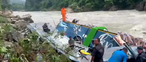 Accident tragic în NEPAL: un autobuz încărcat cu turiști a plonjat în râu. Cel puțin 27 de VICTIME au fost recuperate de la fața locului