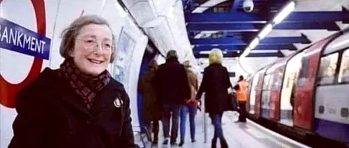 O femeie din Marea Britanie merge zilnic într-o stație de metrou pentru a auzi vocea soțului ei decedat