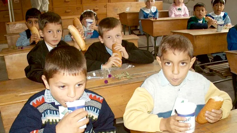 Elevii, cobai în școlile din Dolj. Părinții, revoltați după ce micuții au primit cornuri tari ca piatra și iaurt în pahare murdare - VIDEO