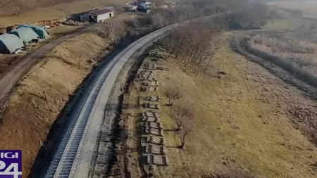 Situație ABSURDĂ la Ocna Sibiului. După ce a fost pus un terasament nou, trenurile circulă tot pe șine vechi și degradate