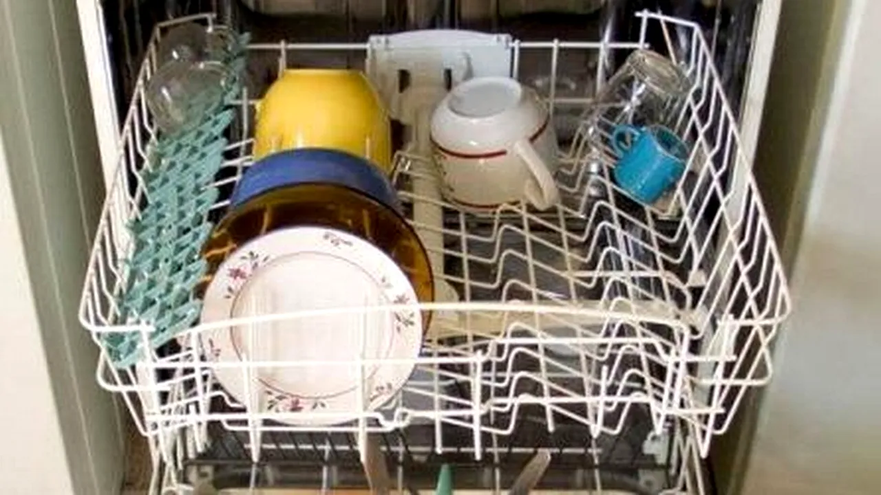 Pericolul din bucătărie: ce se întâmplă cu farfuriile și cănile lăsate prea mult în mașina de spălat vase