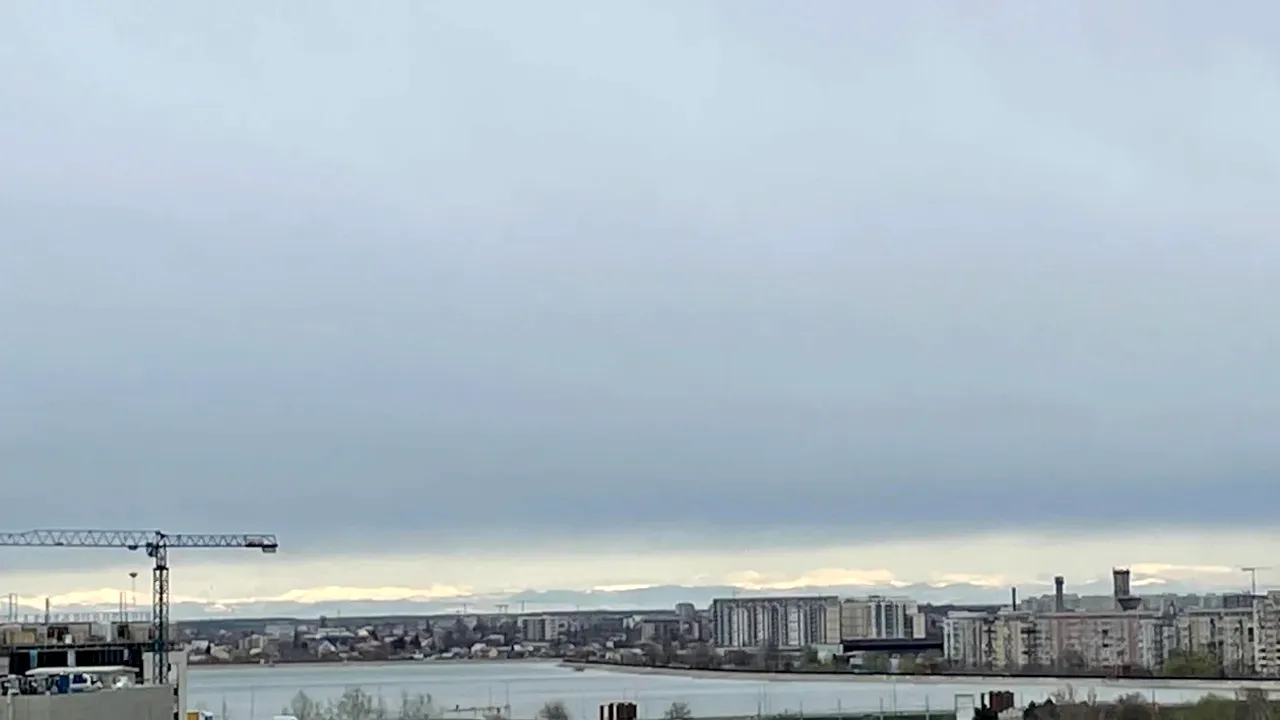 Munții Carpați, văzuți din București, în ciuda vremii. Cum se explică acest fenomen