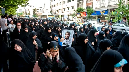 Femeile din Iran se tund și se îmbracă precum bărbații pentru a evita Poliția Moralității