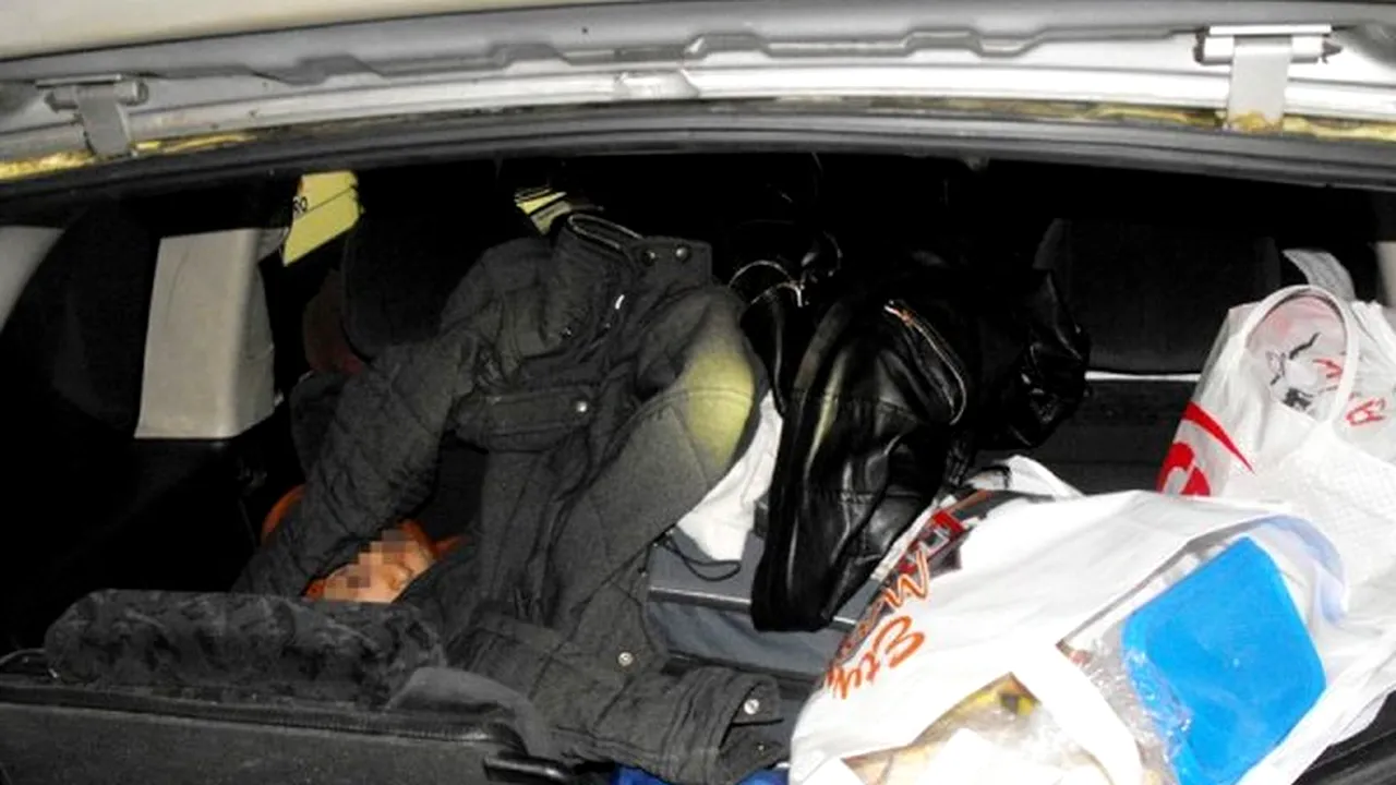 Copil de șapte ani, găsit în portbagajul unei mașini de polițiștii de frontieră. De ce l-a ascuns mama sa
