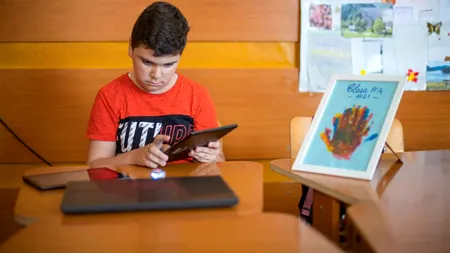 În clasa a III-a, Robert nu știa să scrie și să citească, dar a învățat cu ajutorul unei tablete primite în dar