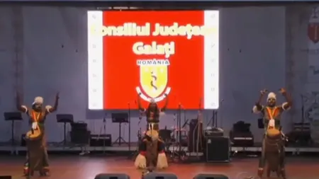 Organizatorii unui festival din Galați au anunțat polițiștii de la IMIGRĂRI după ce s-au trezit pe scenă cu doar 3 artiști din Congo, în loc de 13