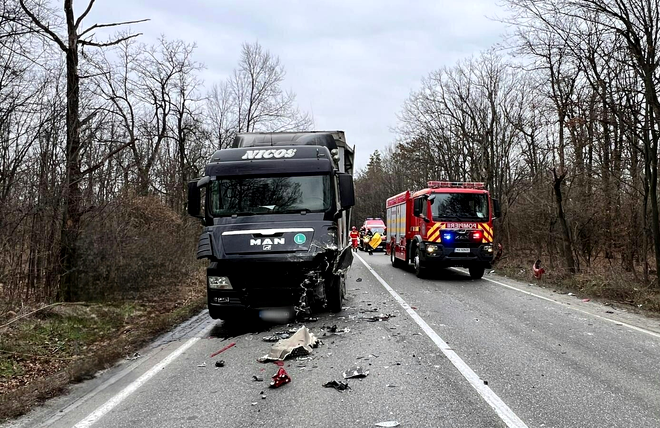 Tragedie pe o șosea din Dâmbovița. Un șofer a murit după ce mașina s-a izbit de un TIR