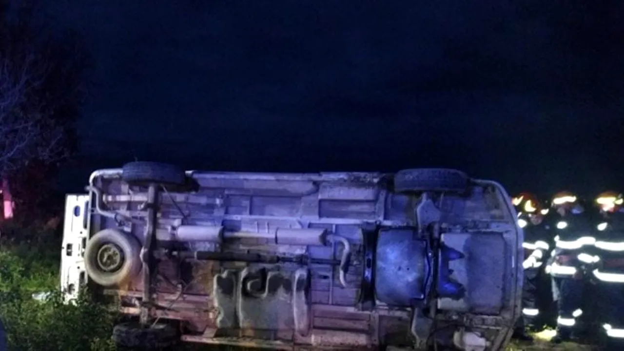 Microbuz răsturnat în județul Bihor. Cel puțin șase persoane au fost rănite