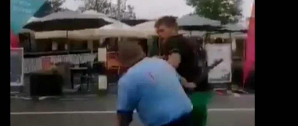 Bătaie în parcarea unui supermarket. Un agent de pază a lovit un tânăr care înjura (VIDEO)