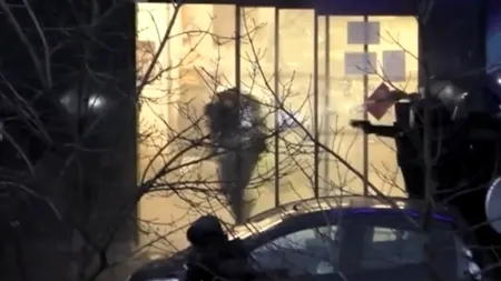 „Un client a luat arma lăsată de terorist pe o tejghea, dar aceasta nu a funcționat