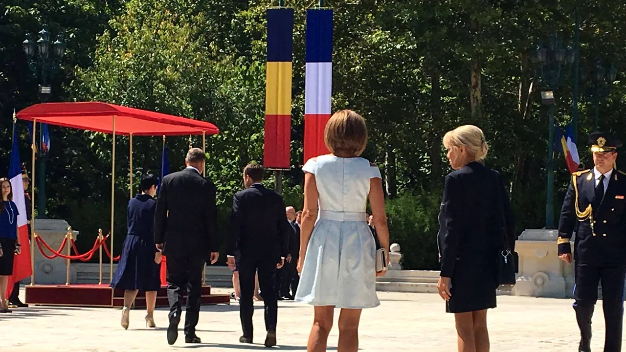 Ce ținute au purtat Carmen Iohannis și Brigitte Macron, la ceremonia de primire de la Palatul Cotroceni. VIDEO

