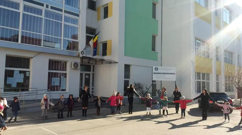 O școală din România a lansat o aplicație de smartphone prin care părinții află, în timp real, ce fac elevii