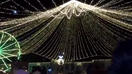 Bucurie în Sibiu. S-a deschis Târgul de Crăciun în jurul bradului înalt de 24 de metri