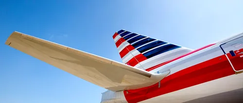 SCANDAL la American Airlines, după ce un însoțitor de bord a fost acuzat că spiona femeile la toaletă. O minoră a găsit un smartphone lipit de capac