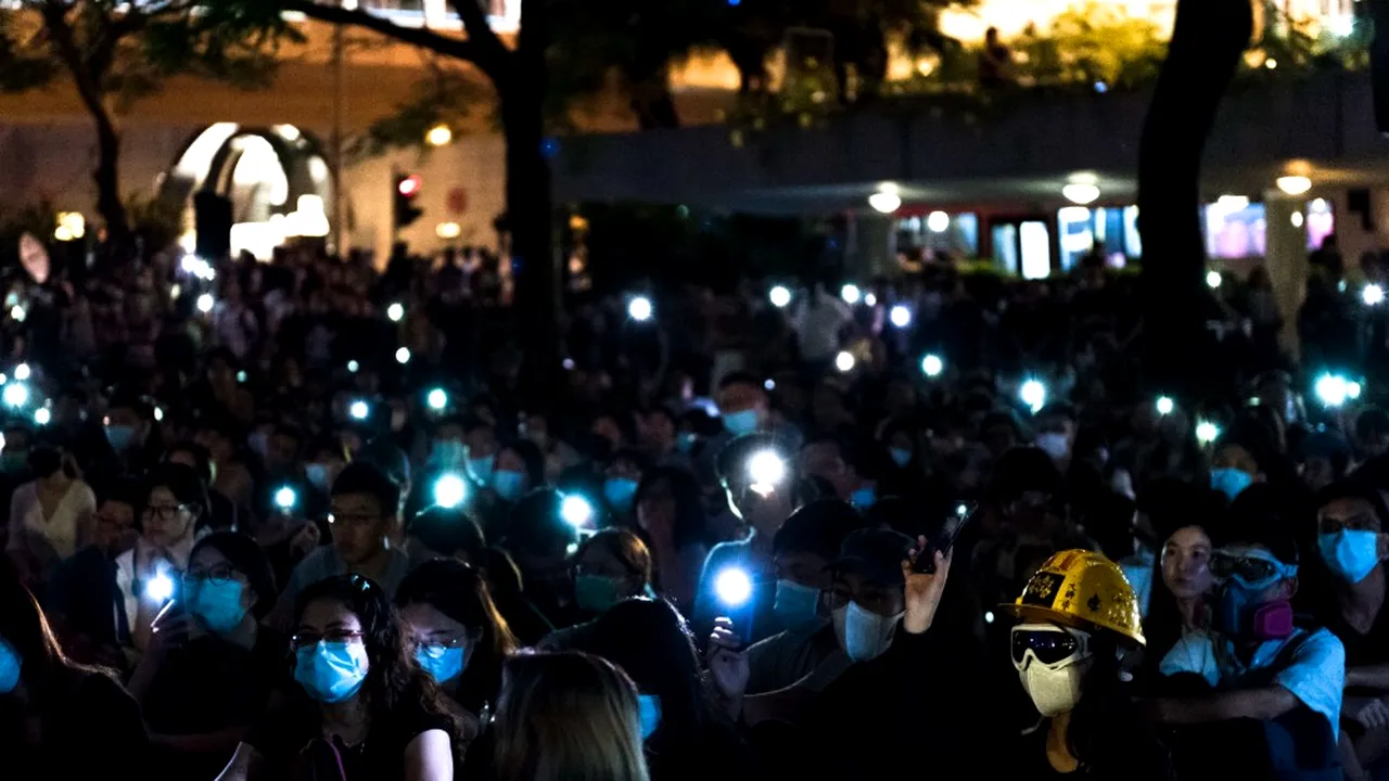 Protestele masive din Hong Kong iau o turnură neașteptată: Mii de manifestanți au cântat imnul SUA și i-au cerut lui Trump să intervină pentru „eliberarea
