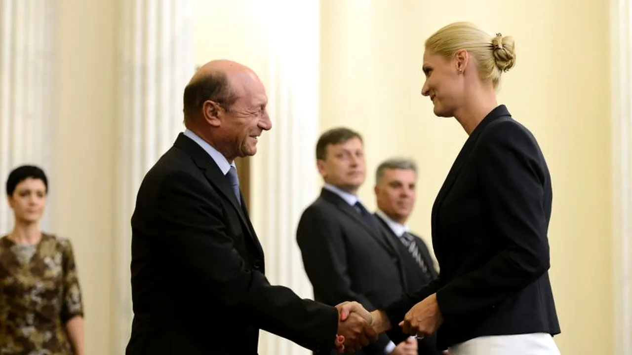 Ramona Mănescu a depus  jurământul la Cotroceni. Antonescu a ieșit din sală în timpul discursului lui Băsescu
