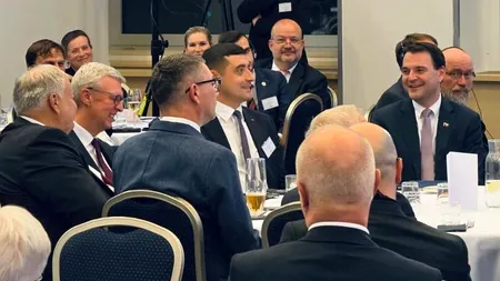 George Simion, alături de viceprim-miniștrii Cehiei, Karel Havlíček şi Petr Macinka, la evenimentul 