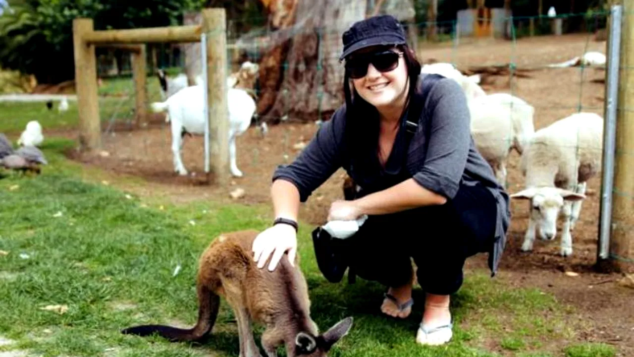 O turistă din Australia venită pentru senzații tari în „ȚARA LUI DRACULA