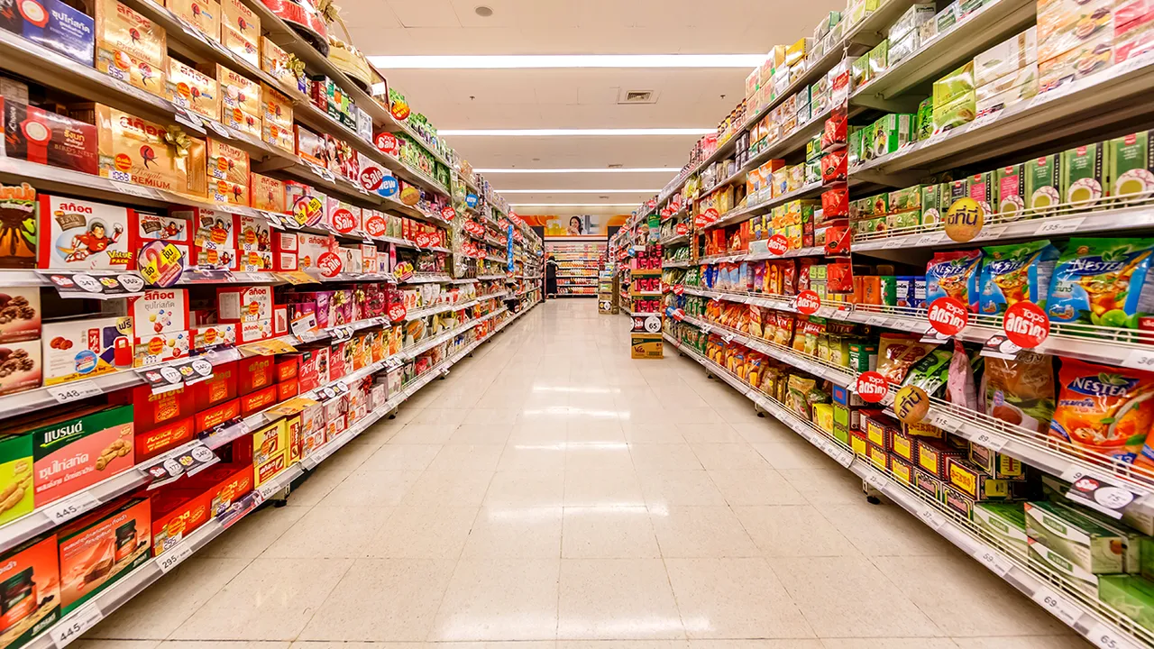 Lanțul de supermarketuri care mărește salariul minim cu aproape 500 de lei și dă zile în plus de concediu